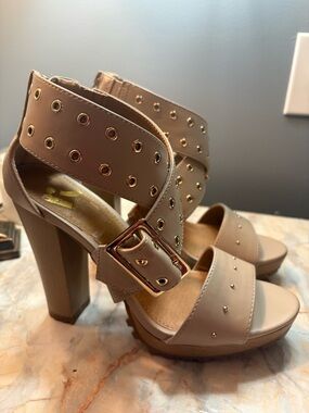 NWOT Report Studded Peony Sandals Sz 8